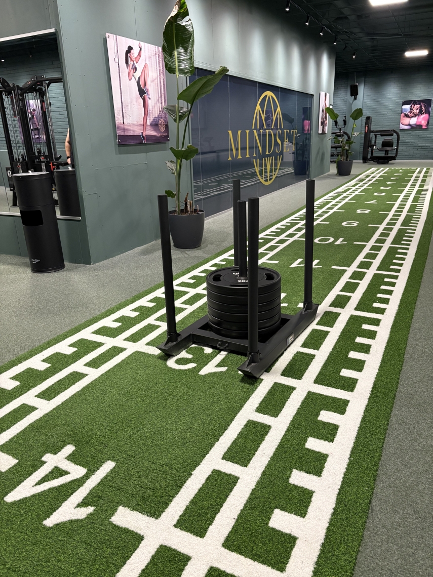Club Mindset interiör med konstgräs, funktionell träningsyta och gymlogo